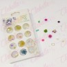 Decoración CRISTAL CON FIGURAS Y NATURALEZA MUERTA para uñas aprox 360 piezas en estuche de 7×12.5cm con 12 divisiones. 11A-60 (