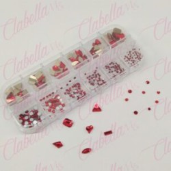 Decoración CRISTALES ROJO CRISTALIZADO CON FIGURAS para uñas, aprox 400 piezas en pastillero – estuche de plástico de 13x5cm con