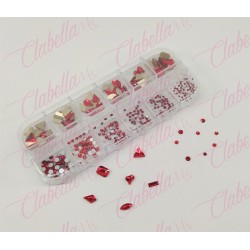 Decoración CRISTALES ROJO CRISTALIZADO CON FIGURAS para uñas, aprox 400 piezas en pastillero – estuche de plástico de 13x5cm con