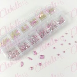Decoración CRISTALES ROSA CRISTALIZADO CON FIGURAS para uñas, aprox 400 piezas en pastillero – estuche de plástico de 13x5cm con