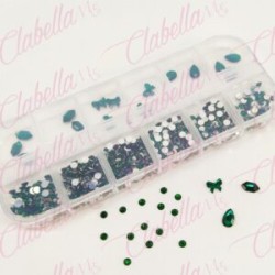 Decoración CRISTALES VERDE CON FIGURAS para uñas, aprox 400 piezas en pastillero – estuche de plástico de 13x5cm con 12 division