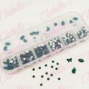 Decoración CRISTALES VERDE CON FIGURAS para uñas, aprox 400 piezas en pastillero – estuche de plástico de 13x5cm con 12 division
