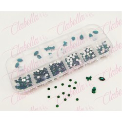 Decoración CRISTALES VERDE CON FIGURAS para uñas, aprox 400 piezas en pastillero – estuche de plástico de 13x5cm con 12 division