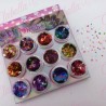 Decoración diferentes FIGURAS MEZCLADAS con estrellas, lunas,mariposas para uñas 12 piezas de 1/8oz  por estuche, (Con estuche) 